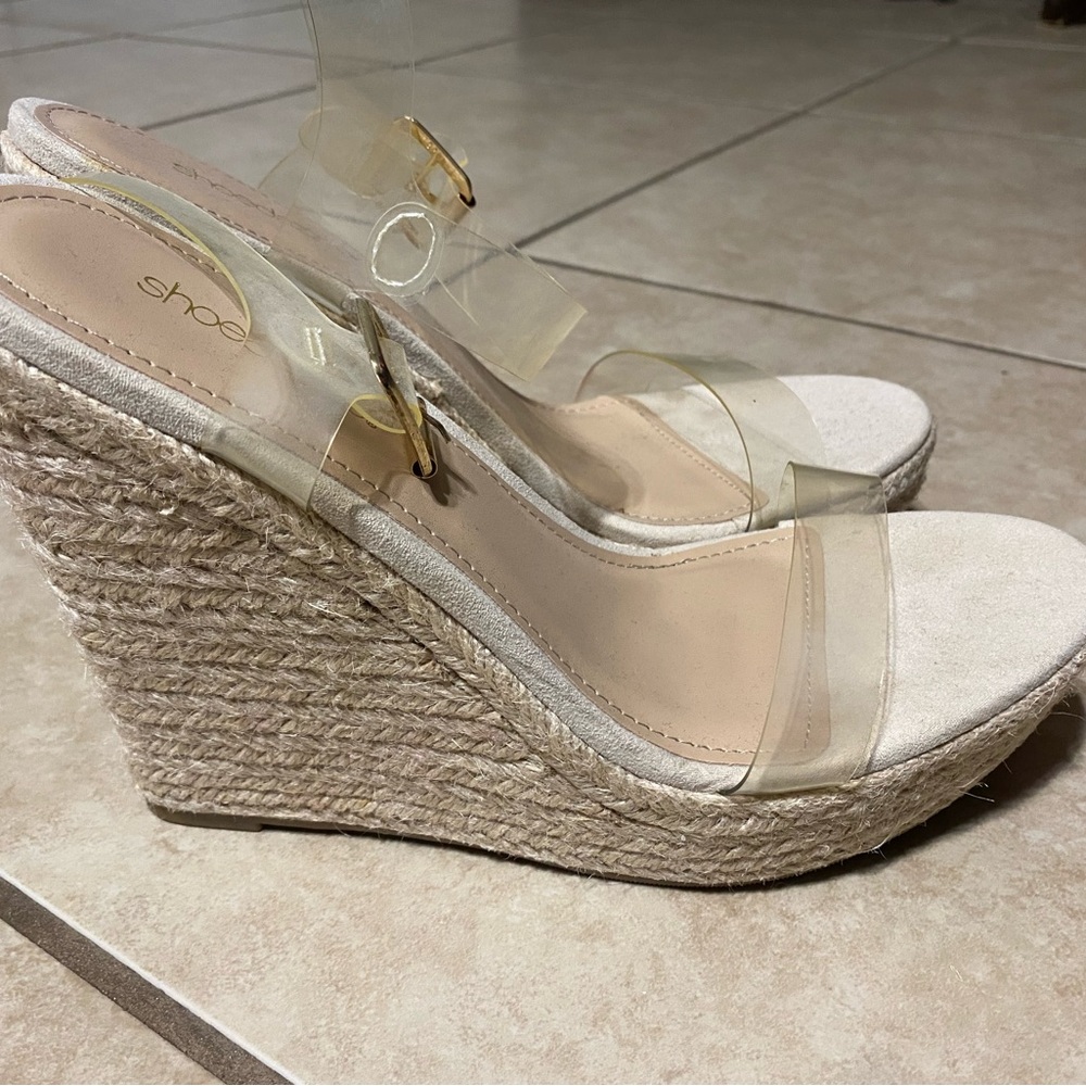 Shoe Dazzle Cream Tan Wedge Sandals